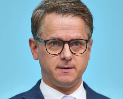 Carsten Linnemann kritisiert Steuerlast auf Mittelschicht, fordert Entlastung und gibt wirtschaftliche Warnungen.