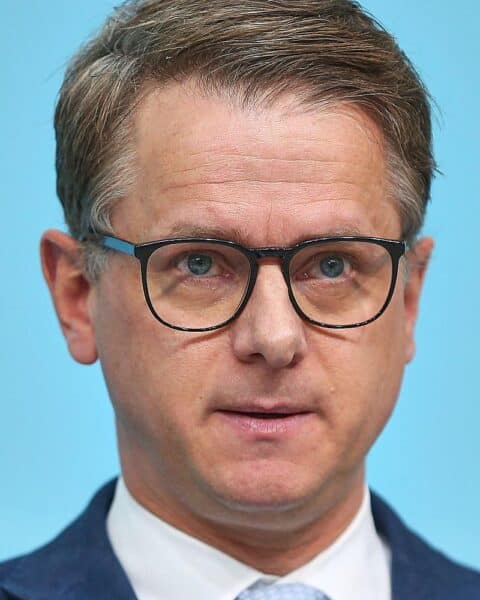 Carsten Linnemann kritisiert Steuerlast auf Mittelschicht, fordert Entlastung und gibt wirtschaftliche Warnungen.
