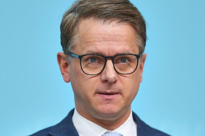 Carsten Linnemann kritisiert Steuerlast auf Mittelschicht, fordert Entlastung und gibt wirtschaftliche Warnungen.
