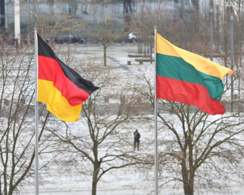 Fahnen von Deutschland und Litauen, symbolisieren politische Spannungen und historische Konflikte im Kontext des Zweiten Weltkriegs.
