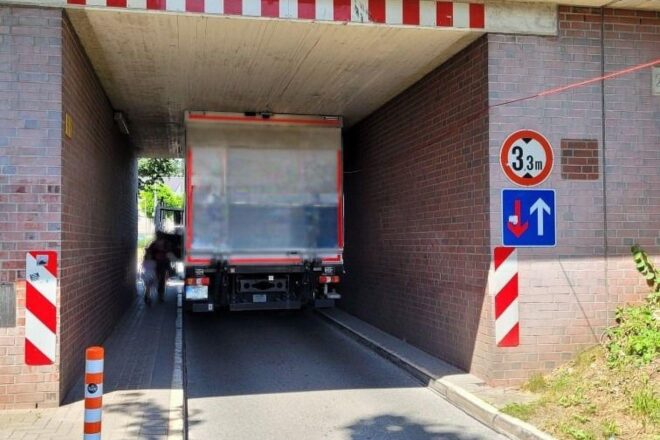 Lkw in Brückenunterführung festgefahren