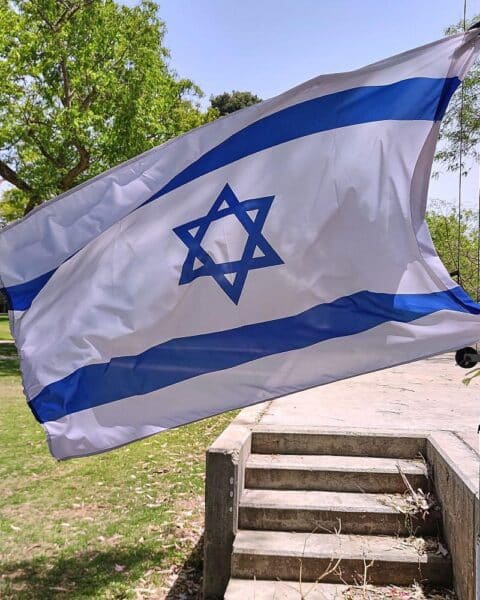 Israelische Fahne im Kibbuz, symbolisiert die politischen Spannungen und Sanktionen im Westjordanland.