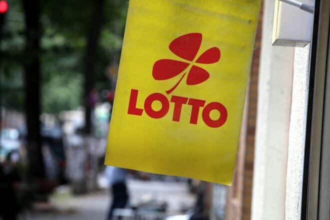 Lotto-Schild mit Gewinnzahlen und Jackpot, Symbol für Hoffnung und Glücksspiel.