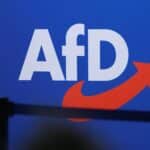 AfD-Logo vor dem Hintergrund einer deutschen Flagge, symbolisiert politische Neuorientierung und Demokratie.