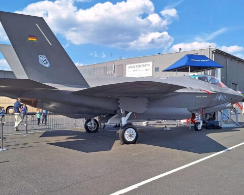 F-35A Kampfjet über Luftlandschaft, Symbol für moderne Militärtechnologie und zukünftige Luftverteidigung Deutschlands.