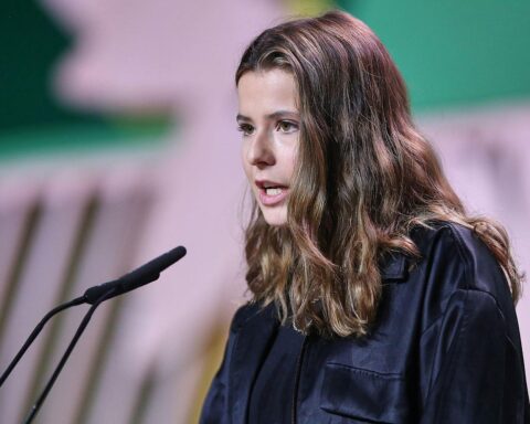 Luisa Neubauer spricht leidenschaftlich über Klima- und Umweltschutz auf der Konferenz.