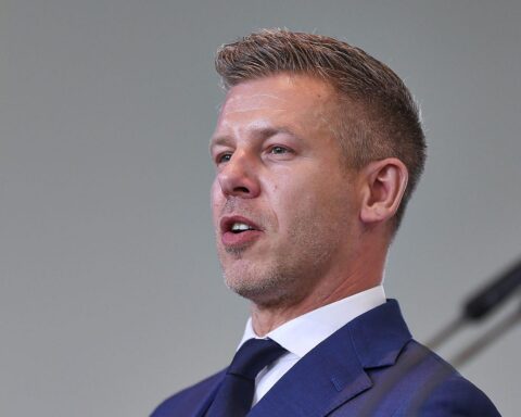 Péter Magyar: Ungarns Ministerpräsident kündigt Widerstand gegen EU-Migrationspolitik und betont Grenzschutz.