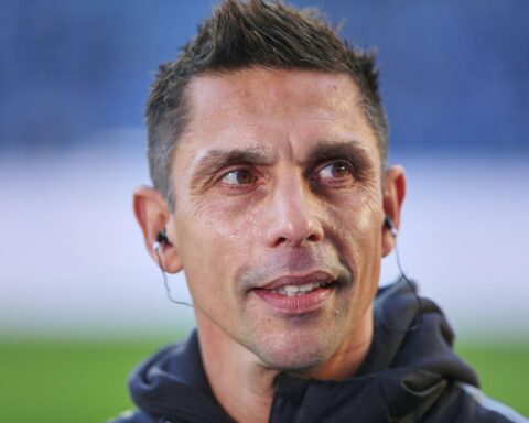 Marcel Rapp, neuer Cheftrainer des FC St. Pauli, jubelnd auf dem Fußballplatz.