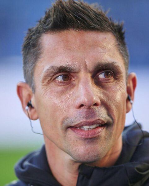 Marcel Rapp, neuer Cheftrainer des FC St. Pauli, jubelnd auf dem Fußballplatz.