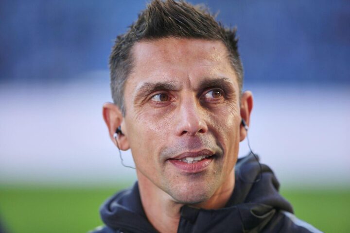 Marcel Rapp, neuer Cheftrainer des FC St. Pauli, jubelnd auf dem Fußballplatz.