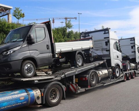 Polizei kontrolliert überladenen Sattelzug im Gewerbegebiet Trierweiler, sicherheitsrelevante Maßüberschreitungen festgestellt.