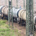Güterzug auf Gleisanlage symbolisiert Versorgungskettenprobleme und Materialengpässe in der Industrie.