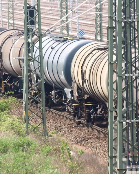 Güterzug auf Gleisanlage symbolisiert Versorgungskettenprobleme und Materialengpässe in der Industrie.