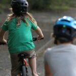 Kinder fahren Fahrrad, Umfrage zeigt: Mehrheit befürwortet Helmpflicht für Radfahrer in Deutschland.