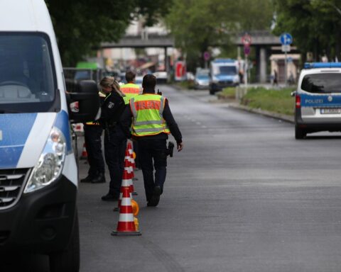 Polizeikontrolle mit Augenmerk auf Alkohol-Test, symbolisiert Verkehrssicherheit und neue Regelungen.