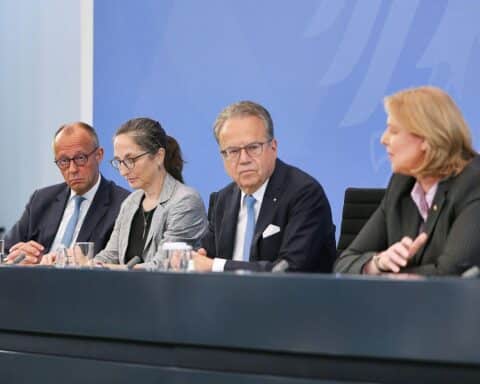 Übergabe des Rentenreformberichts: Experten diskutieren Vorschläge zur Anpassung und Reform der Altersvorsorge.