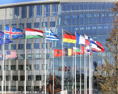 Nato-Hauptquartier mit überflüssigem Symbolismus für Krieg und geopolitische Spannungen, kritisiert von Mélenchon.