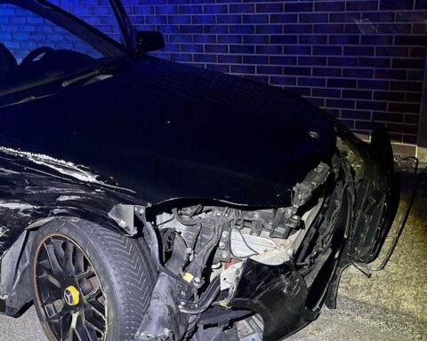 Ein beschädigter Mercedes-Benz nach einem Vorfall mit Pfefferspray und Verkehrskollision.