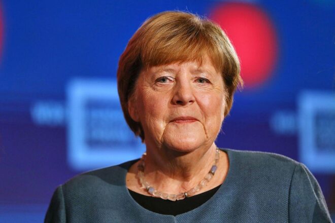 Merkel über ihr Porträt im Kanzleramt: "Da häng ich dann eben"