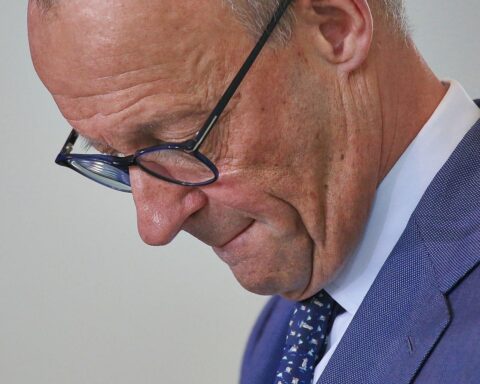 Friedrich Merz besucht Walter Lübckes Hinterbliebene, symbolisiert Trauer und politische Verantwortung.