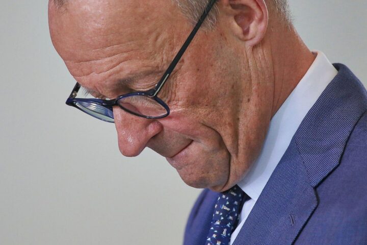 Friedrich Merz besucht Walter Lübckes Hinterbliebene, symbolisiert Trauer und politische Verantwortung.