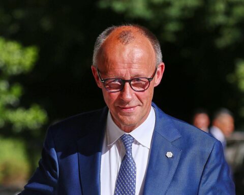 Friedrich Merz im Gespräch, symbolisiert Einigkeit und Fortschritt bei der Rentenreform.