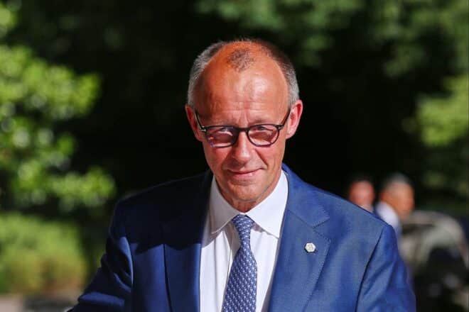 Friedrich Merz im Gespräch, symbolisiert Einigkeit und Fortschritt bei der Rentenreform.