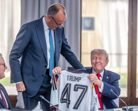 Merz überreicht Trump ein Deutschlandtrikot mit der Nummer 47 beim G7-Gipfel in Évian.