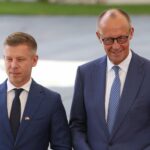 Friedrich Merz und Péter Magyar lächeln bei Treffen im Kanzleramt, symbolisieren Neustart der Beziehungen.