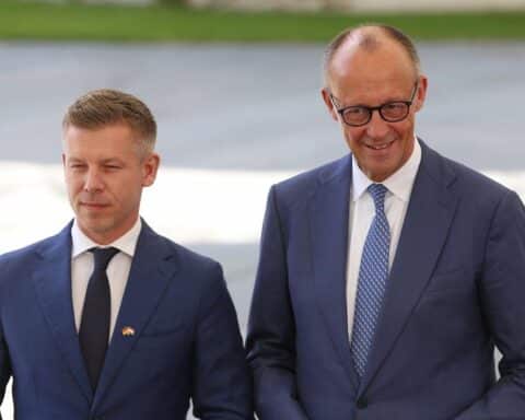 Friedrich Merz und Péter Magyar lächeln bei Treffen im Kanzleramt, symbolisieren Neustart der Beziehungen.