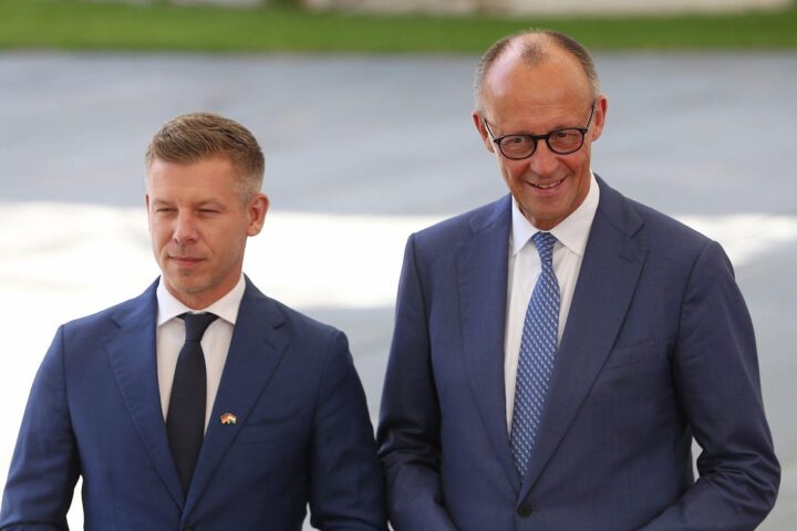 Friedrich Merz und Péter Magyar lächeln bei Treffen im Kanzleramt, symbolisieren Neustart der Beziehungen.