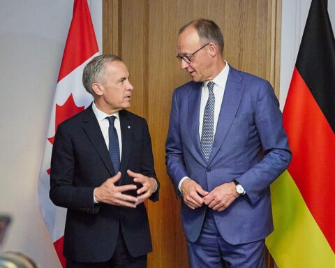 Friedrich Merz und Mark Carney beim G7-Gipfel in Évian-les-Bains, angeregtes Gespräch.