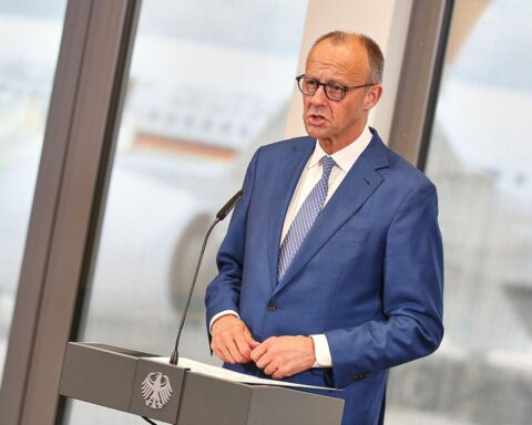 Friedrich Merz spricht bei G7-Gipfel über Schifffahrt und geopolitische Herausforderungen in Berlin.