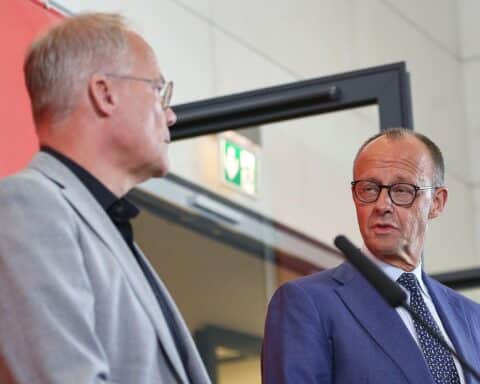 Friedrich Merz und Matthias Miersch, freundliches Duzen im Berliner Biergarten bei Fraktionsfest.