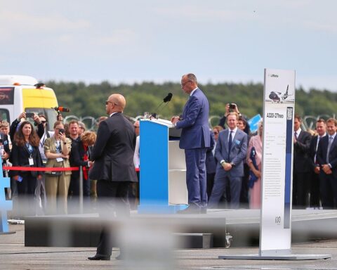 Friedrich Merz spricht auf ILA über das Aus des deutsch-französischen Kampfjetprojekts.