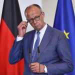 Friedrich Merz spricht zur gescheiterten UN-Sicherheitsratsbewerbung Deutschlands, umgeben von Medienvertretern.