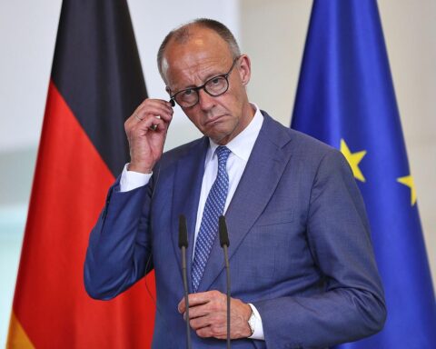 Friedrich Merz spricht zur gescheiterten UN-Sicherheitsratsbewerbung Deutschlands, umgeben von Medienvertretern.