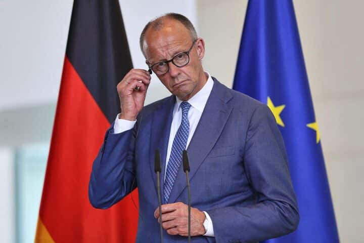 Friedrich Merz spricht zur gescheiterten UN-Sicherheitsratsbewerbung Deutschlands, umgeben von Medienvertretern.