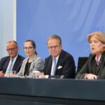 Bundeskanzler Merz und Ministerin Bas übergeben Rentenkommission-Bericht, symbolisieren Reformdebatte und Zusammenarbeit.