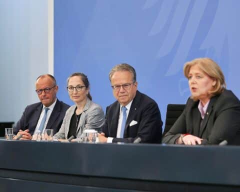 Bundeskanzler Merz und Ministerin Bas übergeben Rentenkommission-Bericht, symbolisieren Reformdebatte und Zusammenarbeit.