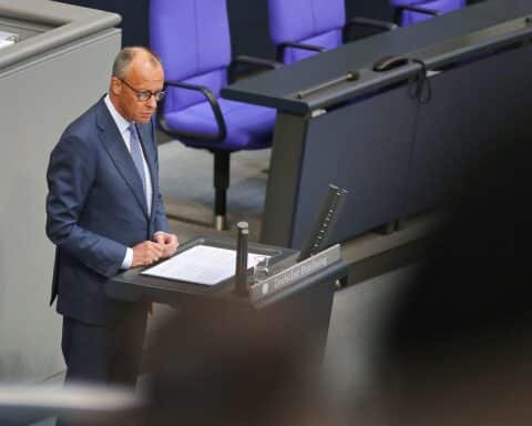 Friedrich Merz im Bundestag, betont Europas Rolle in der neuen Weltordnung und Freihandel.