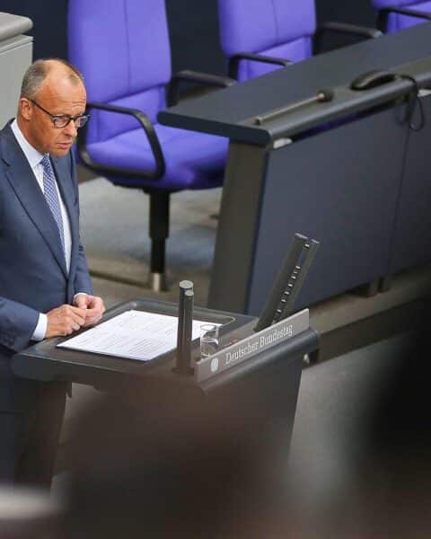 Friedrich Merz im Bundestag, betont Europas Rolle in der neuen Weltordnung und Freihandel.