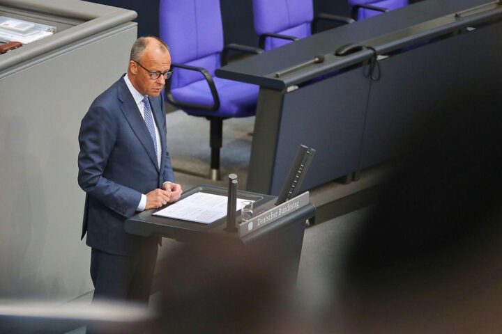 Friedrich Merz im Bundestag, betont Europas Rolle in der neuen Weltordnung und Freihandel.