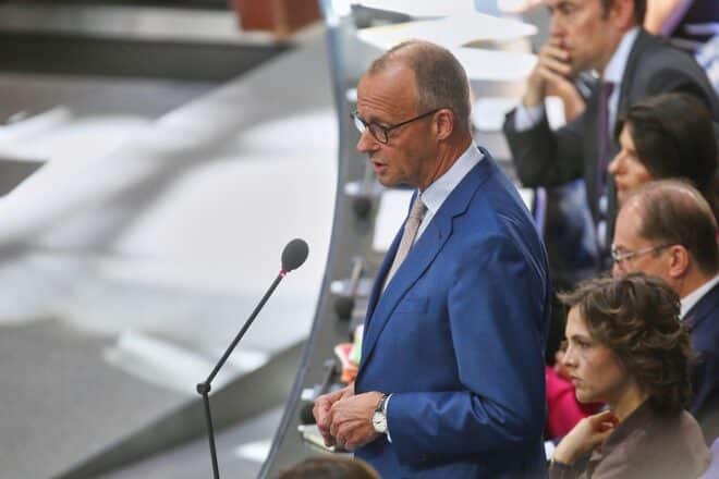 Merz wirbt im Bundestag für Rentenreform