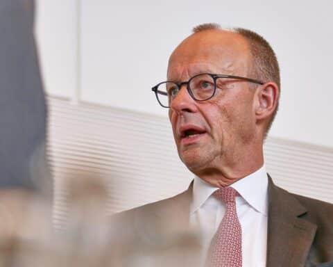 Friedrich Merz spricht energisch über Infrastrukturblockaden und drängt auf schnellere Gesetzesverabschiedung.