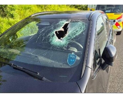 Durchgeschlagene Windschutzscheibe eines BMW nach Unfall auf der A7, Polizei ermittelt.
