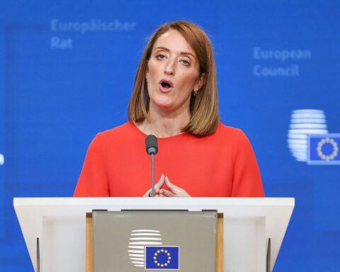 Roberta Metsola spricht beim EU-Ratstreffen über eigene Einnahmequellen und Beitrittsverhandlungen.