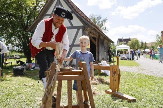 Mettenberger Flachsbauern zeigen altes Handwerk im Museumsdorf Kürnbach