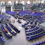 Matthias Miersch diskutiert Rentenbeiträge für Bundestagsabgeordnete während einer Sitzung im Bundestag.