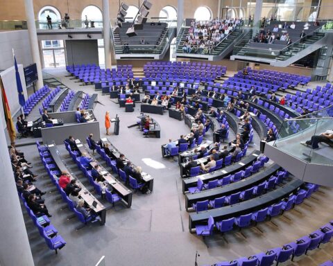 Matthias Miersch diskutiert Rentenbeiträge für Bundestagsabgeordnete während einer Sitzung im Bundestag.